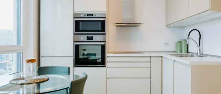 Дизайн кухни в арендной квартире: как обновить интерьер без ремонта