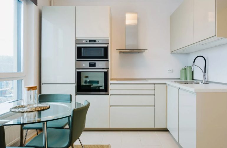 Дизайн кухни в арендной квартире: как обновить интерьер без ремонта