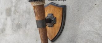 Как кованый светильник-факел меняет атмосферу частного дома вечером