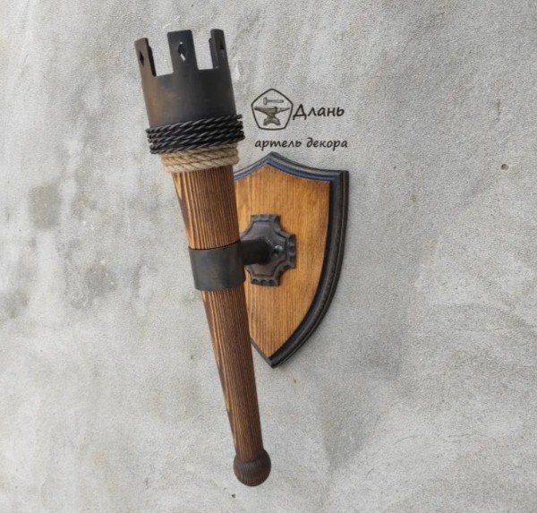 Как кованый светильник-факел меняет атмосферу частного дома вечером