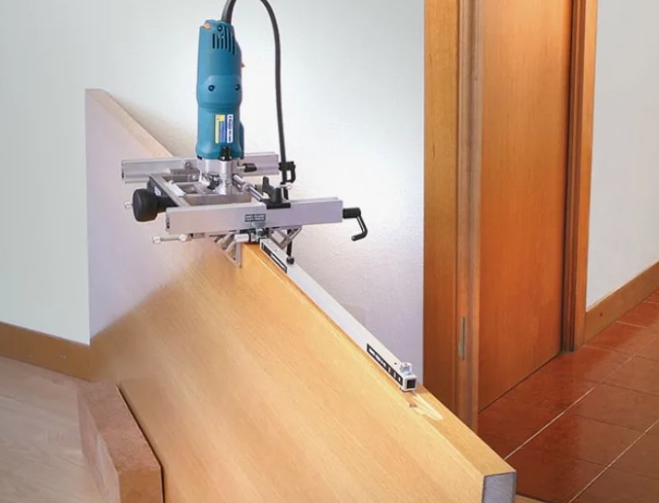 Приспособление для установки дверей: сравниваем профессиональный инструмент и подручные средства